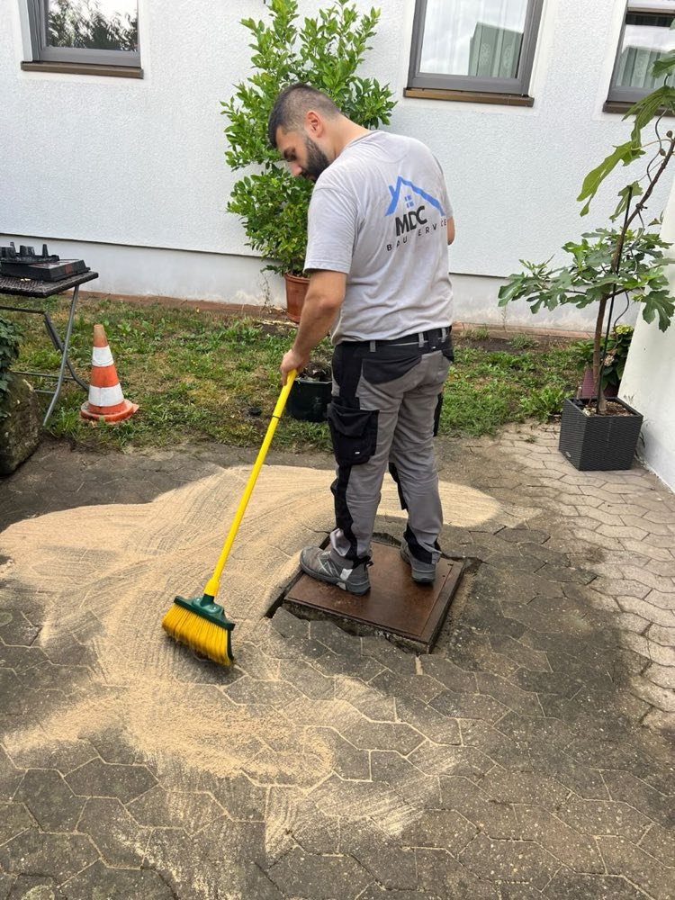 Nachher: Pflaster eben neu verlegt und mit Fugensand eingekehrt