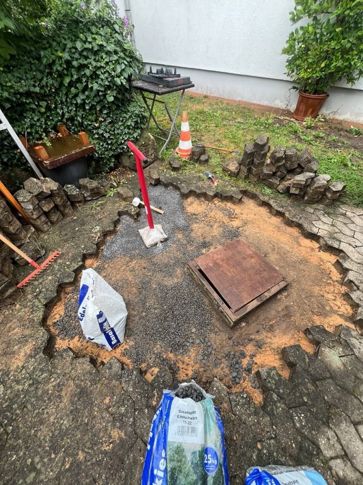 Während der Arbeit: Pflaster aufgenommen, neuer Unterbau aus Basaltsplitt