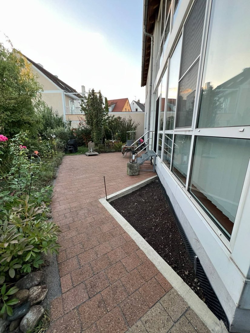 Nachher: dieselbe Terrasse mit sauberem, rotem Pflaster