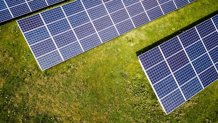 Saubere Solarmodule auf einer Wiese